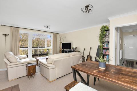 2 bedroom apartment for sale, Oakleigh, Epsom KT18