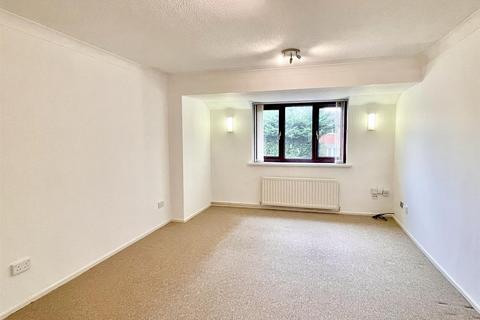 2 bedroom maisonette to rent, Tenbury Close, Redditch