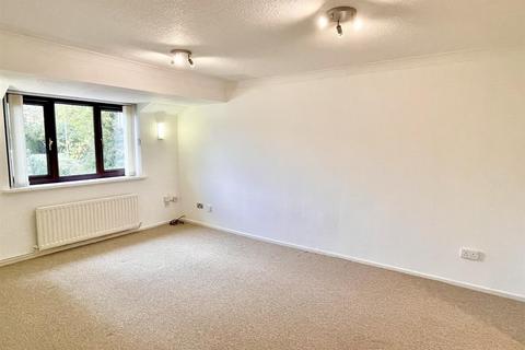 2 bedroom maisonette to rent, Tenbury Close, Redditch