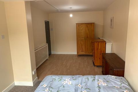 1 bedroom in a house share to rent, 2 Rooms Ryde Park, Rednal, B45 8RD