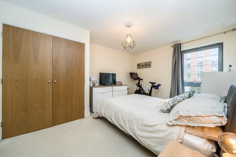 2 bedroom flat for sale, St. Georges Grove, London SW17