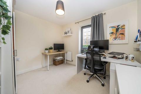 2 bedroom flat for sale, St. Georges Grove, London SW17