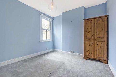 3 bedroom flat for sale, Swaby Road, London SW18