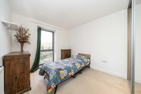 2 bedroom flat for sale, St. Georges Grove, London SW17