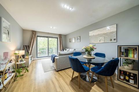 2 bedroom flat for sale, St. Georges Grove, London SW17