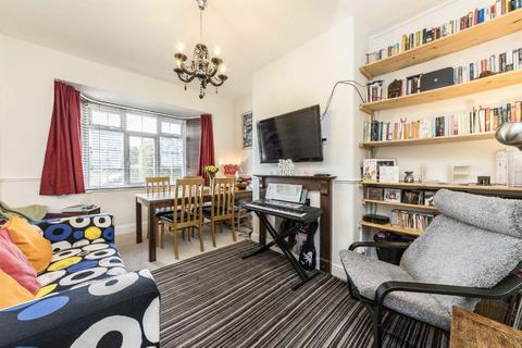 3 bedroom flat for sale, Fieldview, London SW18