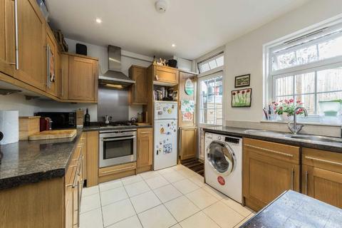 3 bedroom flat for sale, Fieldview, London SW18