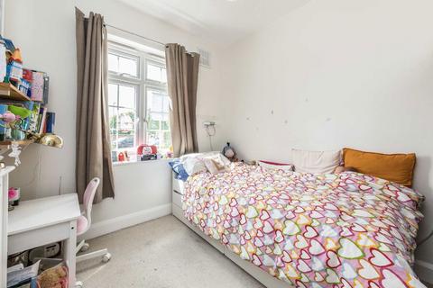 3 bedroom flat for sale, Fieldview, London SW18