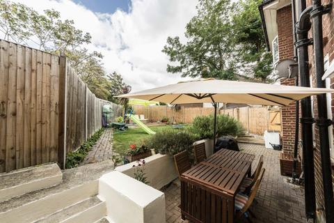 3 Fieldview, London, SW18 3HG