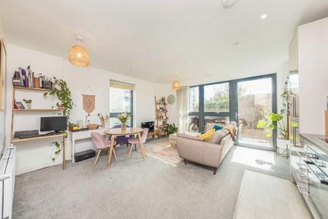 2 bedroom flat for sale, Osiers Road, London SW18