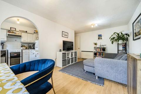 2 bedroom flat to rent, Peartree Avenue, London SW17