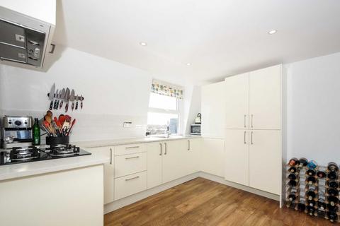 3 bedroom flat for sale, Garratt Lane, London SW18