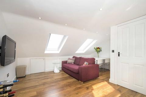 3 bedroom flat for sale, Garratt Lane, London SW18