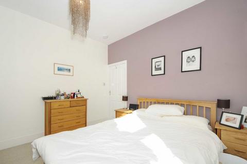 3 bedroom flat for sale, Garratt Lane, London SW18