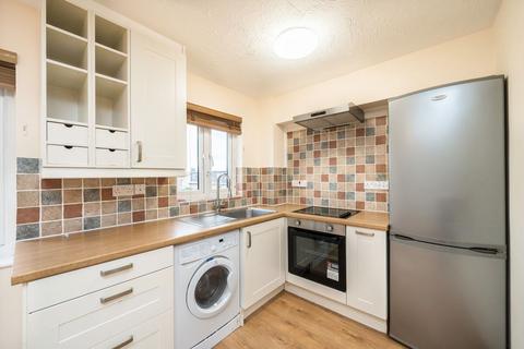 2 bedroom flat to rent, Peartree Avenue, London SW17