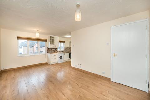 2 bedroom flat to rent, Peartree Avenue, London SW17