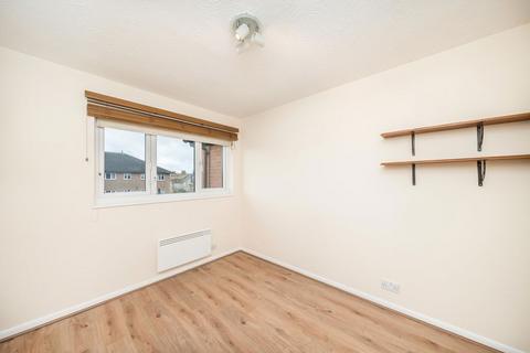 2 bedroom flat to rent, Peartree Avenue, London SW17