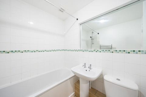 2 bedroom flat to rent, Peartree Avenue, London SW17