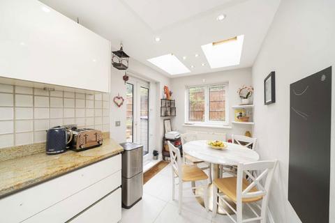 3 bedroom flat for sale, Fieldview, London SW18