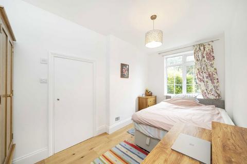 3 bedroom flat for sale, Fieldview, London SW18