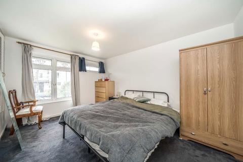 2 bedroom semi-detached house to rent, Bassingham Road, London SW18