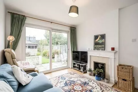 2 bedroom semi-detached house to rent, London