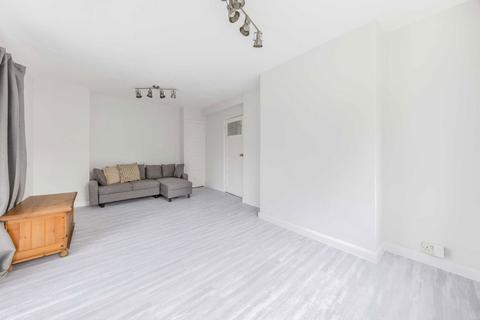 3 bedroom flat to rent, Gap Road, London SW19