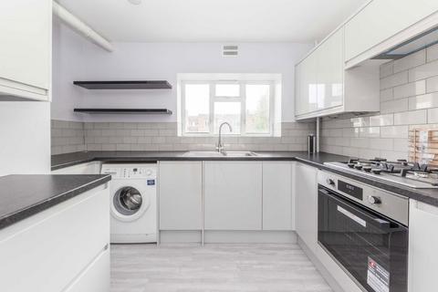 3 bedroom flat to rent, Gap Road, London SW19