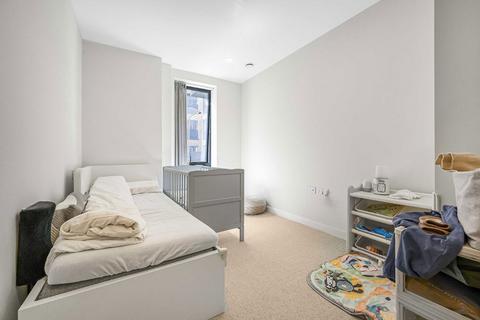 2 bedroom flat for sale, Middle Road, London W7