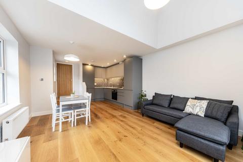 2 bedroom flat for sale, Greenford Avenue, London W7