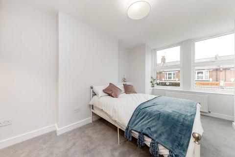 2 bedroom flat for sale, Greenford Avenue, London W7