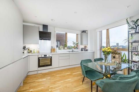 2 bedroom flat for sale, Copley Close, London W7