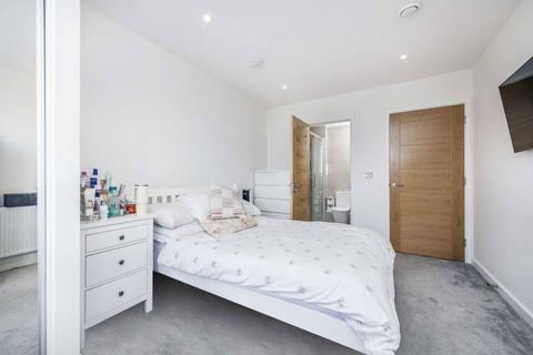 2 bedroom flat for sale, Copley Close, London W7