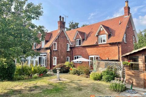 4 bedroom detached house for sale, Newark Road, 1 NG23