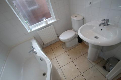 4 bedroom terraced house to rent, Thurlow Road, Leicester