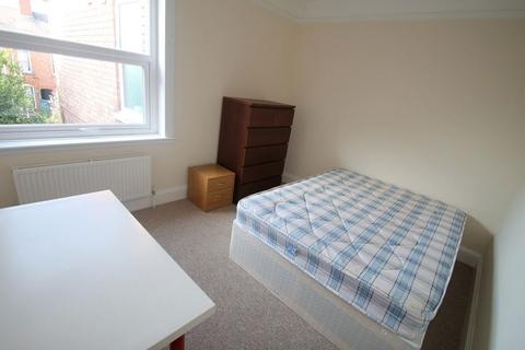 4 bedroom terraced house to rent, Thurlow Road, Leicester