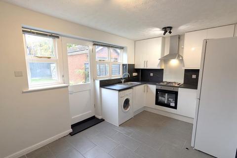 2 bedroom end of terrace house to rent, Alexandra Gardens, Woking GU21