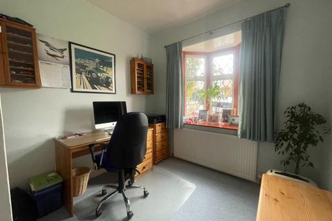 50 Oaks Avenue, Worcester Park, KT4 8XD