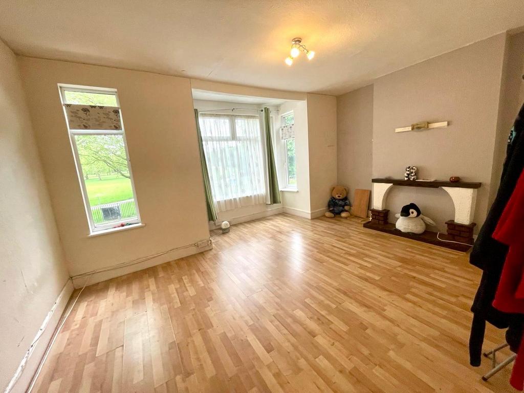 Spacious Two Bedroom Flat on High Street South, E