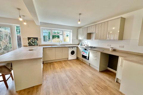 16 Broadley Drive, Torquay, TQ2 6UE