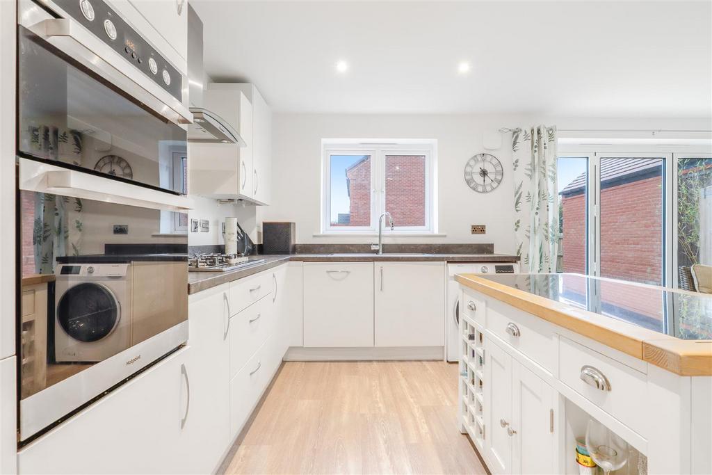 Kitchen/ Dining Room