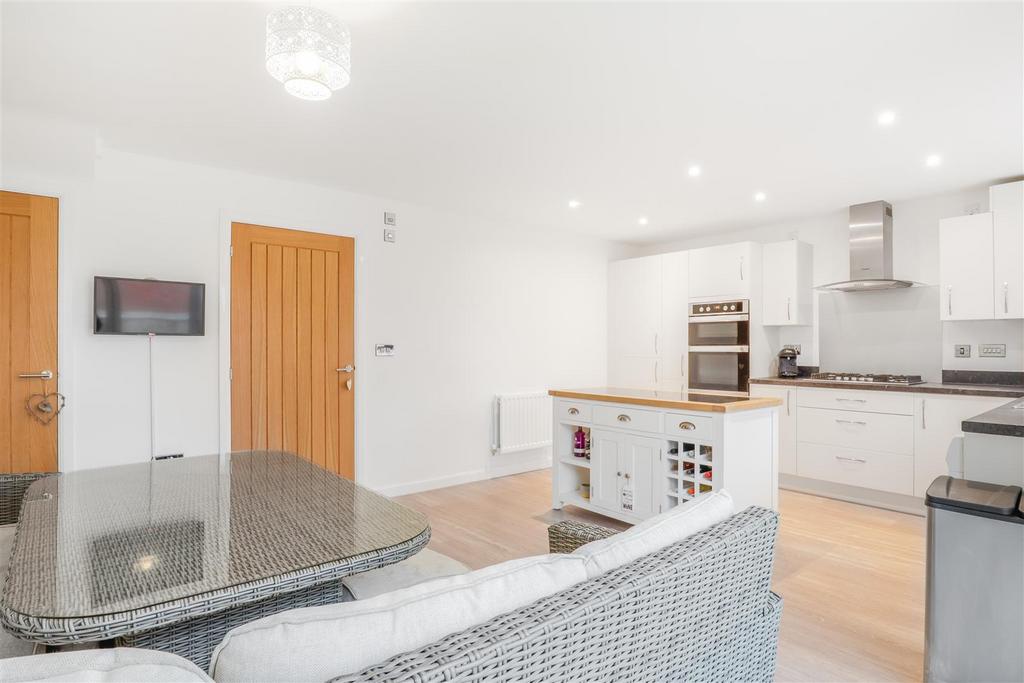 Kitchen/ Dining Room