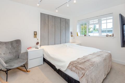 1 Stonecross Close, St Albans, AL1 4AU