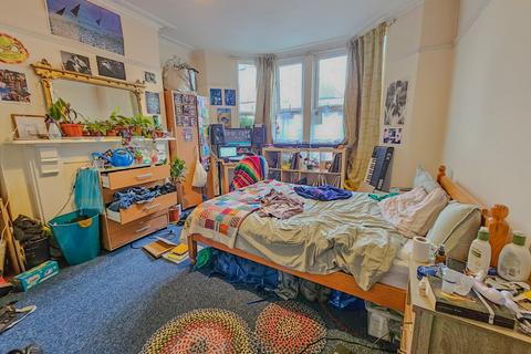 5 bedroom terraced house to rent, Gloucester Road, Bristol BS7