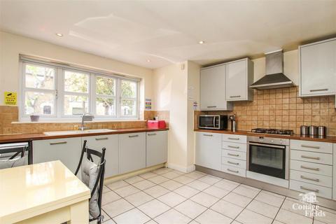 3 bedroom end of terrace house to rent, Burney Drive, Loughton - Superb Location