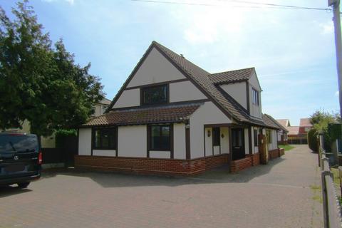 5 bedroom detached house to rent, Thorpe Road, Frinton-on-Sea CO13