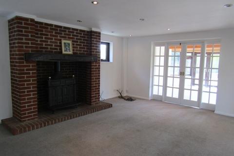 5 bedroom detached house to rent, Thorpe Road, Frinton-on-Sea CO13