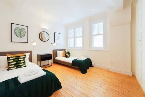 3 bedroom flat to rent, William IV Street, Charing Cross, Covent Garden, London