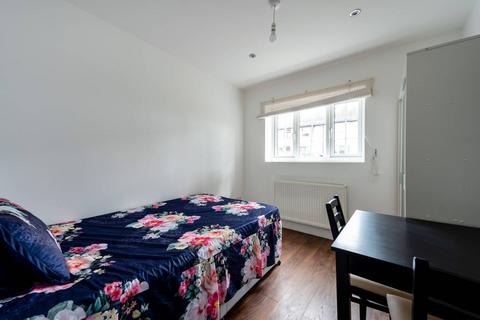 Studio to rent, Long Walk, New Malden, KT3