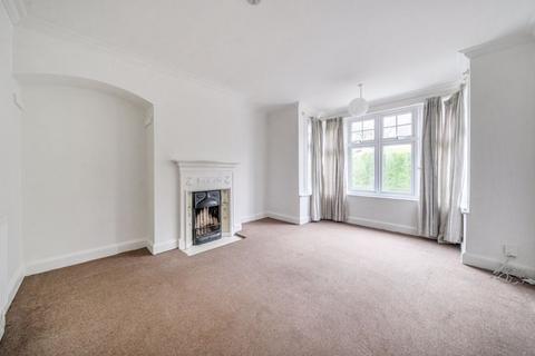 2 bedroom triplex to rent, Croft Road, Godalming GU7